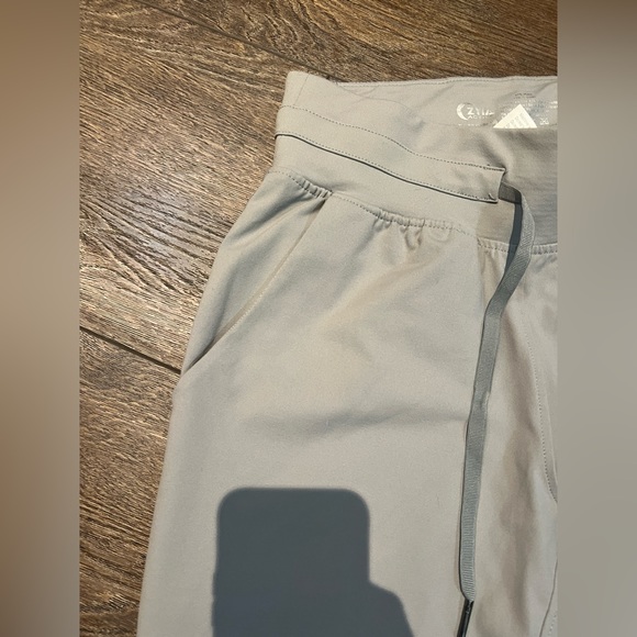 Zyia Gray Ascend Joggers. Size Medium. Worn only to try on! Excellent condition! - Picture 2 of 4